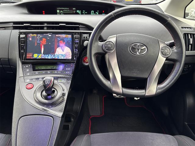 プリウス Ｓツーリングセレクション・Ｇ’ｓ　ＥＴＣ　バックカメラ　ＴＶ　アルミホイール　オートライト　ＣＶＴ　スマートキー　電動格納ミラー　エアコン　パワーステアリング　パワーウィンドウ（3枚目）
