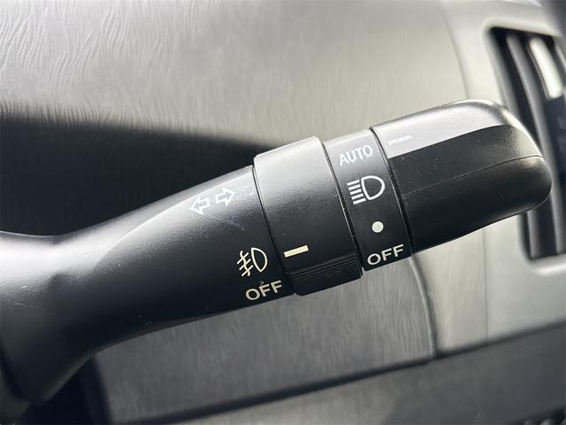 プリウス Ｓツーリングセレクション・Ｇ’ｓ　ＥＴＣ　バックカメラ　ＴＶ　アルミホイール　オートライト　ＣＶＴ　スマートキー　電動格納ミラー　エアコン　パワーステアリング　パワーウィンドウ（9枚目）