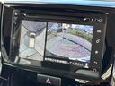 【全方位型モニター】クルマを上空から見下ろしているかのように、直感的に周囲の状況を把握できる全方位型モニター。狭い場所での駐車でも周囲が映像で確認できます。
