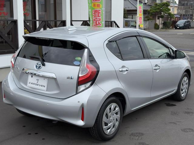 アクア Ｓスタイルブラック　純正ナビ（Ｂｌｕｅｔｏｏｔｈ＆ＣＤ対応）　バックモニター　衝突被害軽減ブレーキ　踏み間違い防止装置　クリアランスソナー　オートエアコン　スマートキー　シートヒーター　オートライト＆オートハイ（7枚目）