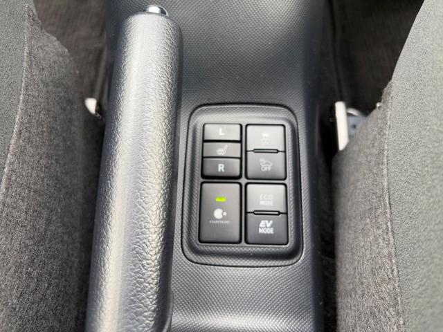 アクア Ｓスタイルブラック　純正ナビ（Ｂｌｕｅｔｏｏｔｈ＆ＣＤ対応）　バックモニター　衝突被害軽減ブレーキ　踏み間違い防止装置　クリアランスソナー　オートエアコン　スマートキー　シートヒーター　オートライト＆オートハイ（26枚目）