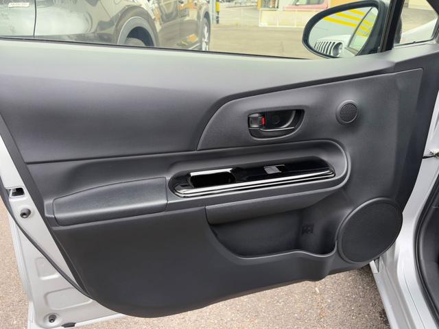 アクア Ｓスタイルブラック　純正ナビ（Ｂｌｕｅｔｏｏｔｈ＆ＣＤ対応）　バックモニター　衝突被害軽減ブレーキ　踏み間違い防止装置　クリアランスソナー　オートエアコン　スマートキー　シートヒーター　オートライト＆オートハイ（33枚目）