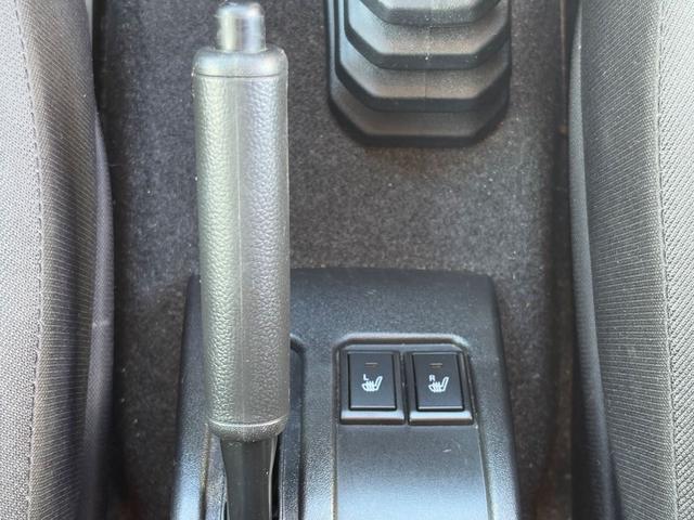 ハンド式サイドブレーキ&前席シートヒーター