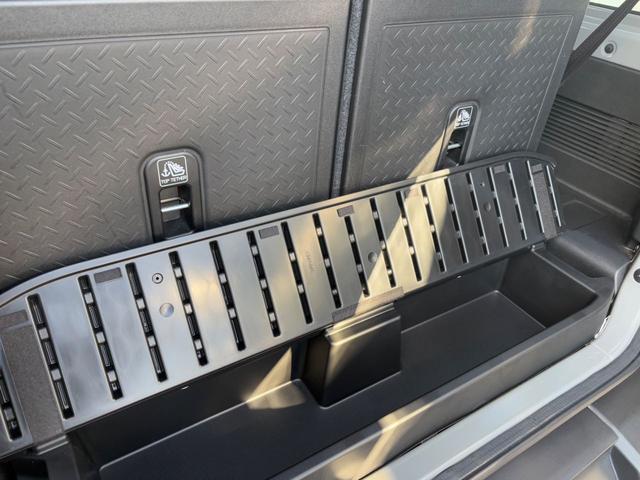 ラゲッジスペース下部