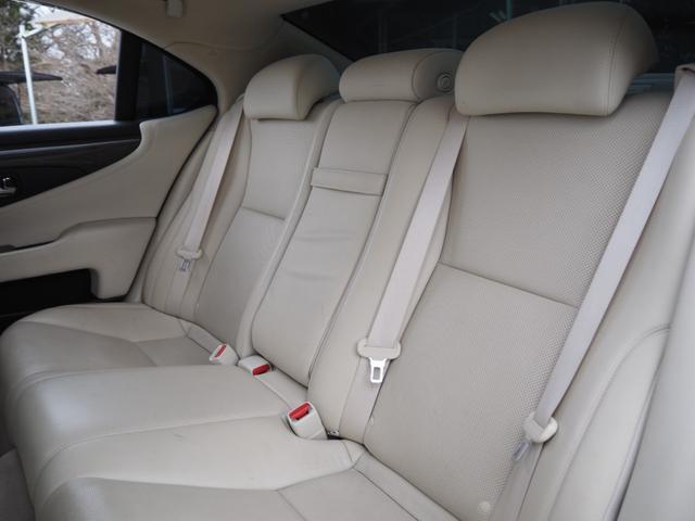 ＬＳ ＬＳ６００ｈ　バージョンＳ　車検令和９年４月　４ＷＤ　ＨＤＤナビ　バックカメラ　マクレビ　クルーズコントロール　プッシュスタート　スマートキー　パワーシート　エアシート　サンルーフ　ウッドコンビハン（20枚目）