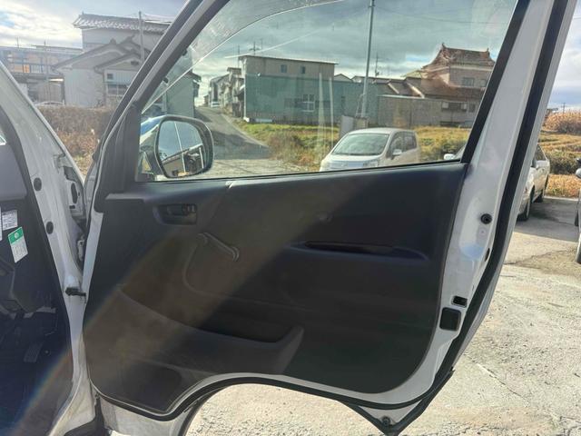 ハイエースバン 　ＤＸ　４ＷＤ　ＥＴＣ　クリアランスソナー　スライドドア　ＡＴ　アルミホイール　ＣＤ　ＭＤ　エアコン　運転席エアバッグ（8枚目）