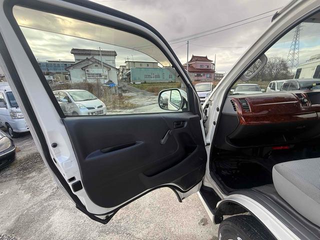 ハイエースバン 　ＤＸ　４ＷＤ　ＥＴＣ　クリアランスソナー　スライドドア　ＡＴ　アルミホイール　ＣＤ　ＭＤ　エアコン　運転席エアバッグ（28枚目）