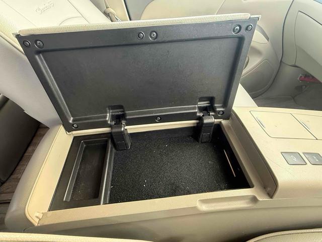 エスティマハイブリッド G 4WD ETC ナビ オートクルーズコントロール パークアシスト 両側電動スライドドア オートライト HID サンルーフ スマートキー 電動格納ミラー 後席モニター 3列シート パワーシート CVT(32枚目)