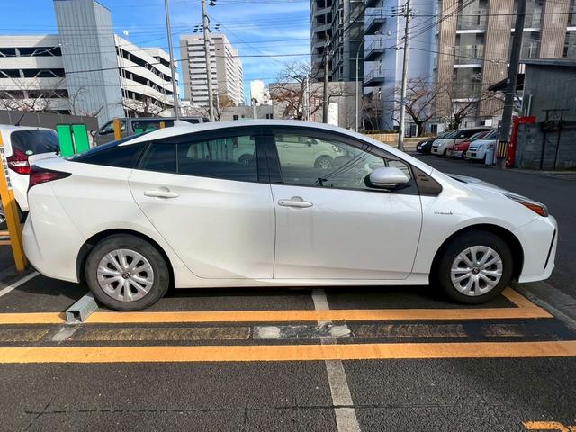 プリウス S 純正9インチナビ・フルセグTV・バックモニター・ETC・寒冷地仕様・トヨタセーフティセンス・ワンオーナー(2枚目)