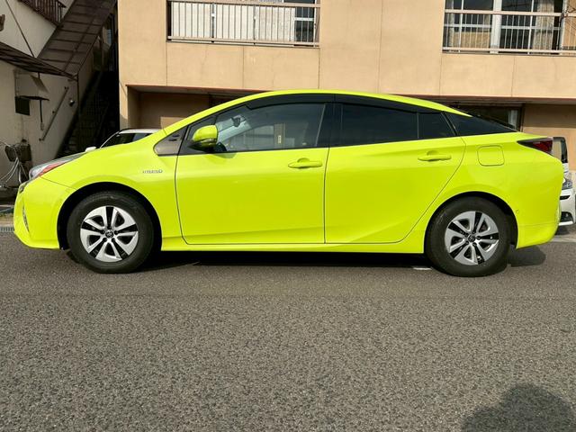 プリウス A ★純正9インチナビ・バックモニター・フルセグ・4WD・ブラインドスポットモニター・ヘッドアップディスプレイ・Bluetooth・LEDヘッドライト・オートハイビーム・スマートプッシュスタート★(2枚目)