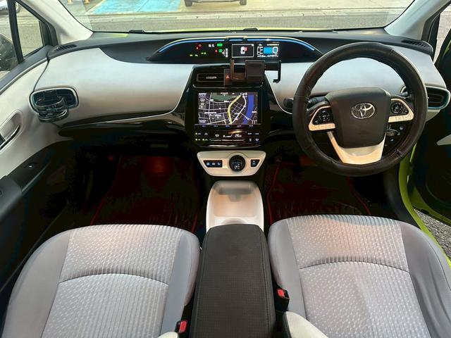 プリウス A ★純正9インチナビ・バックモニター・フルセグ・4WD・ブラインドスポットモニター・ヘッドアップディスプレイ・Bluetooth・LEDヘッドライト・オートハイビーム・スマートプッシュスタート★(4枚目)