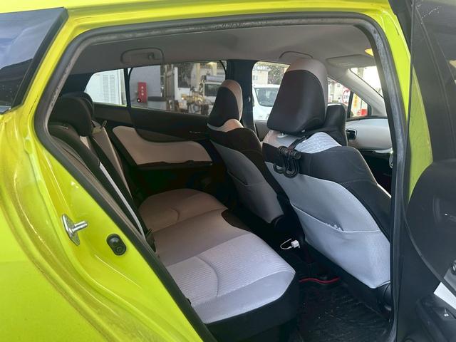 プリウス A ★純正9インチナビ・バックモニター・フルセグ・4WD・ブラインドスポットモニター・ヘッドアップディスプレイ・Bluetooth・LEDヘッドライト・オートハイビーム・スマートプッシュスタート★(6枚目)