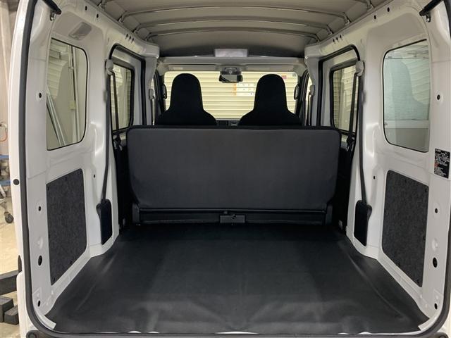 働く人の使いやすさを実現させるために、リヤ席を倒せばラゲージスペースはよりフラットに！