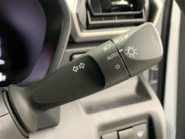 �I�[�g���C�g�����A�ԊO�̖��邳�ɉ����āA�����I�Ƀ��C�g�̓_���E�������s���܂��B