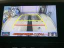 ディスプレイに後方の視界を表示し、車庫入れをサポート「距離目安線」「車幅延長線」およびステアリング操作に連動する「予想進路線」を画面に表示します。※必ず車両周辺の安全を直接確認してください。