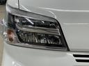 LEDヘッドライトです。デザイン性がよくとても明るいので、夜間の走行や悪天候でも安心です。