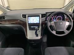 乗る者の気持ちをときめかせる上質な室内空間となっております。視界も広々で運転しやすいです。 7