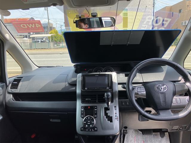 ヴォクシー ＺＳ　４ＷＤ　ドライブレコーダー　ＥＴＣ　両側電動スライドドア　ＨＩＤ　スマートキー　電動格納ミラー　３列シート　ＣＶＴ　アルミホイール　盗難防止システム　衝突安全ボディ　ＡＢＳ　エアコン（2枚目）