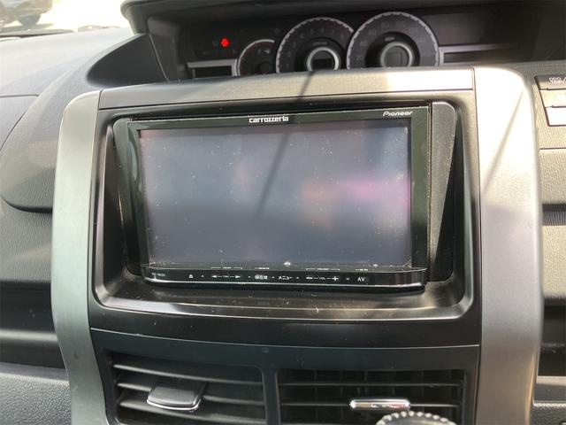 ヴォクシー ＺＳ　４ＷＤ　ドライブレコーダー　ＥＴＣ　両側電動スライドドア　ＨＩＤ　スマートキー　電動格納ミラー　３列シート　ＣＶＴ　アルミホイール　盗難防止システム　衝突安全ボディ　ＡＢＳ　エアコン（4枚目）