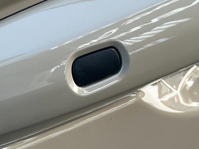 シエンタ ハイブリッドＺ　１０．５インチディスプレイオーディオ　パノラマミックビューモニター　後席モニター　コンフォートパッケージ　両側パワースライドドア　ハンズフリードア　ドライブレコーダー　ＥＴＣ２．０　電動パーキング（31枚目）