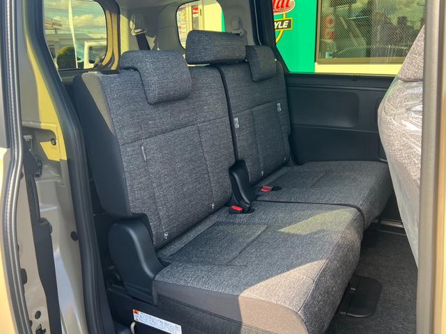 シエンタ ハイブリッドＺ　１０．５インチディスプレイオーディオ　パノラマミックビューモニター　後席モニター　コンフォートパッケージ　両側パワースライドドア　ハンズフリードア　ドライブレコーダー　ＥＴＣ２．０　電動パーキング（61枚目）