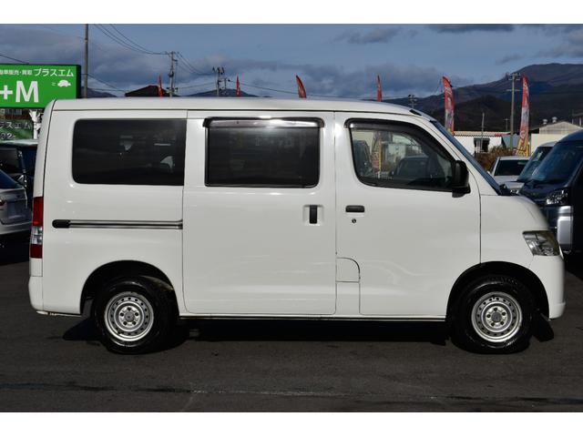 タウンエースバン ＧＬ　切替式４ＷＤ・社外ＳＤナビ・フルセグＴＶ・ＣＤ・ＤＶＤ再生・Ｂｌｕｅｔｏｏｔｈ・寒冷地仕様車・リアフォグ・リアヒーター・ＥＴＣ・キーレス・ＡＢＳ・パワーウィンドウ・５人乗り・プライバシーガラス（8枚目）