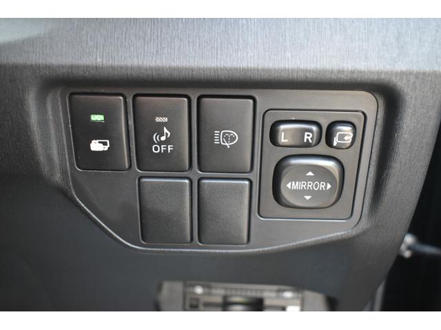 プリウス Gツーリングセレクションレザーパッケージ モデリスタエアロ・革シート・電動シート・衝突軽減ブレーキ・障害物センサー・ナビ・バックカメラ・フルセグ・CD・DVD・Bluetooth・LEDライト・ヘッドアップディスプレイ・純正17AW・ETC(33枚目)