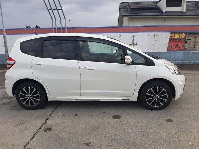 フィット Ｌ　ＡＴ　４ＷＤ　スタッドレス　社外アルミ　ナビ　ＴＶ　ＥＴＣ　リモコンキー（4枚目）