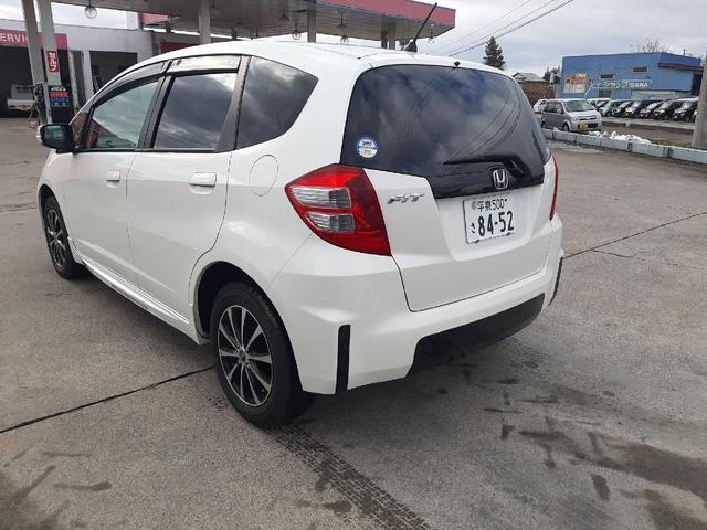 フィット Ｌ　ＡＴ　４ＷＤ　スタッドレス　社外アルミ　ナビ　ＴＶ　ＥＴＣ　リモコンキー（7枚目）