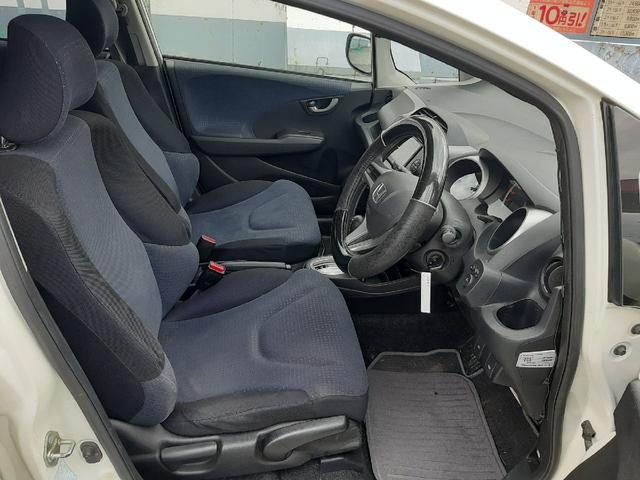 フィット Ｌ　ＡＴ　４ＷＤ　スタッドレス　社外アルミ　ナビ　ＴＶ　ＥＴＣ　リモコンキー（10枚目）