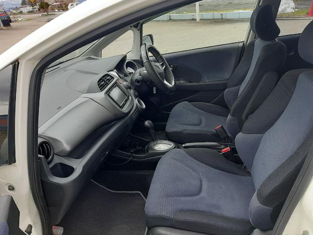 フィット Ｌ　ＡＴ　４ＷＤ　スタッドレス　社外アルミ　ナビ　ＴＶ　ＥＴＣ　リモコンキー（12枚目）