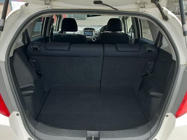 フィット Ｌ　ＡＴ　４ＷＤ　スタッドレス　社外アルミ　ナビ　ＴＶ　ＥＴＣ　リモコンキー（15枚目）