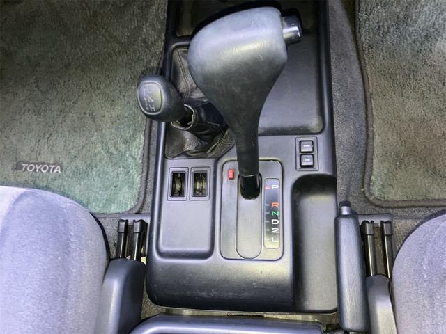 必ず使用するシフトレバー。確りと確認したいですね。