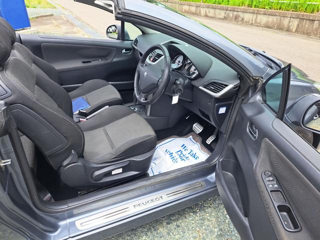 ２０７ ＣＣ　プレミアム　オープンカー　ナビ　ＴＶ　オートクルーズコントロール　ＡＴ　キーレスエントリー　アルミホイール　盗難防止システム　ＡＢＳ　ＣＤ　エアコン　パワーステアリング　パワーウィンドウ　運転席エアバッグ（17枚目）
