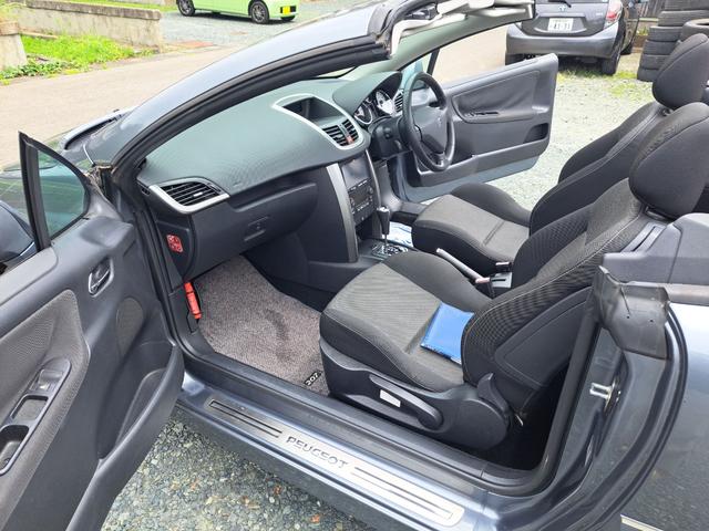 ２０７ ＣＣ　プレミアム　オープンカー　ナビ　ＴＶ　オートクルーズコントロール　ＡＴ　キーレスエントリー　アルミホイール　盗難防止システム　ＡＢＳ　ＣＤ　エアコン　パワーステアリング　パワーウィンドウ　運転席エアバッグ（18枚目）