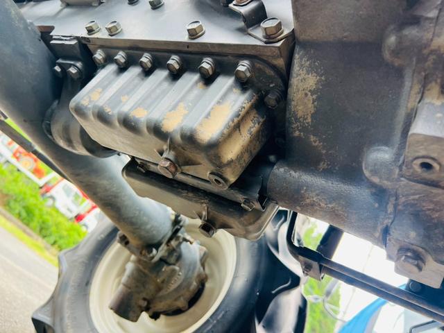 日本 　クボタ　トラクター　耕運機　グラスカッター　使用時間１６６３ｈ　キャビン付き　ＣＤプレーヤー（28枚目）