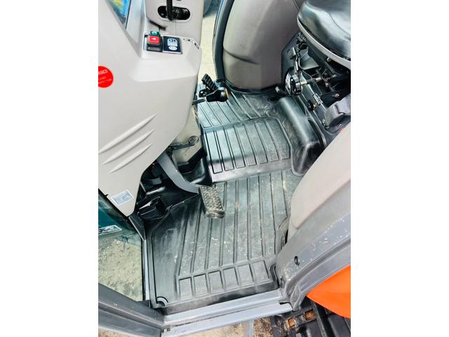 日本 　クボタ　トラクター　耕運機　グラスカッター　使用時間１６６３ｈ　キャビン付き　ＣＤプレーヤー（30枚目）