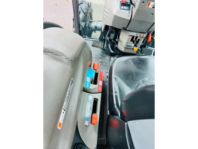 日本 　クボタ　トラクター　耕運機　グラスカッター　使用時間１６６３ｈ　キャビン付き　ＣＤプレーヤー（35枚目）