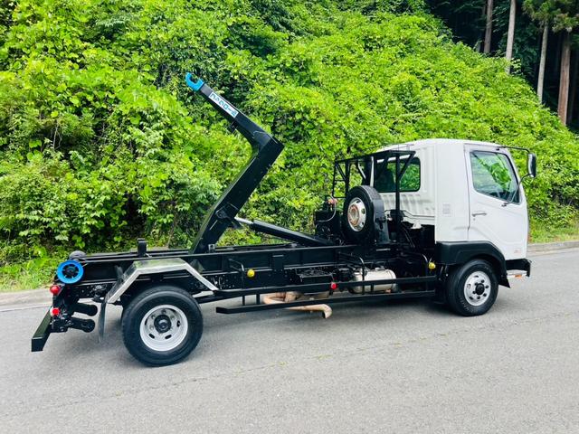 ファイター 　アームロール　積載量３９００ｋｇ　６速マニュアル　エアコン　パワステ　パワーウィンドウ　エアバック　ＡＭＦＭラジオ　フックロール（4枚目）