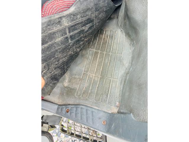 キャンター 　クレーン　平ボディー　積載量２０００ｋｇ　ＵＮＩＣ　Ｖ－ＴＵＲＢＯ２２０　５速マニュアル　エアコン　パワステ　パワーウィンドウ　アウトリガー（13枚目）