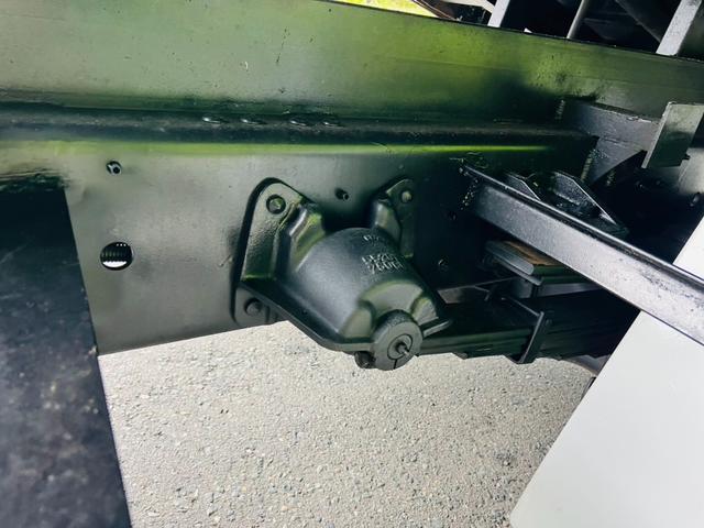 コンドル 　セルフローダー　重機運搬車　最大積載量８５００ｋｇ　ラジコン付き　６速マニュアル　板張り　ＰＫ３６Ｃ　エンジン日野Ｊ０７Ｅ　ウインチ付き　作業灯　ＥＴＣ　ＡＭＦＭラジオ（26枚目）