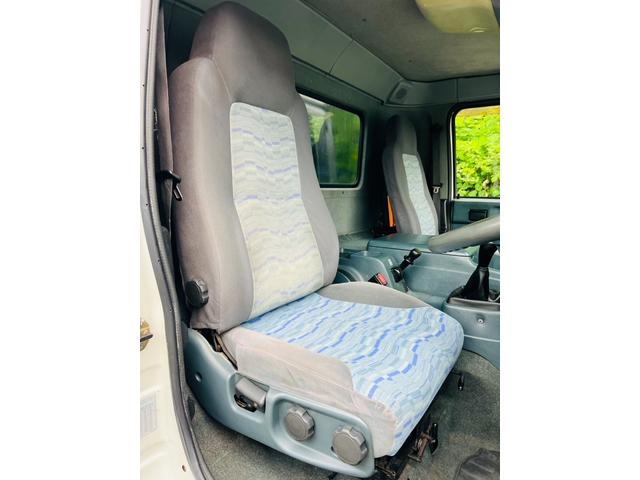 コンドル 　セルフローダー　重機運搬車　最大積載量８５００ｋｇ　ラジコン付き　６速マニュアル　板張り　ＰＫ３６Ｃ　エンジン日野Ｊ０７Ｅ　ウインチ付き　作業灯　ＥＴＣ　ＡＭＦＭラジオ（58枚目）