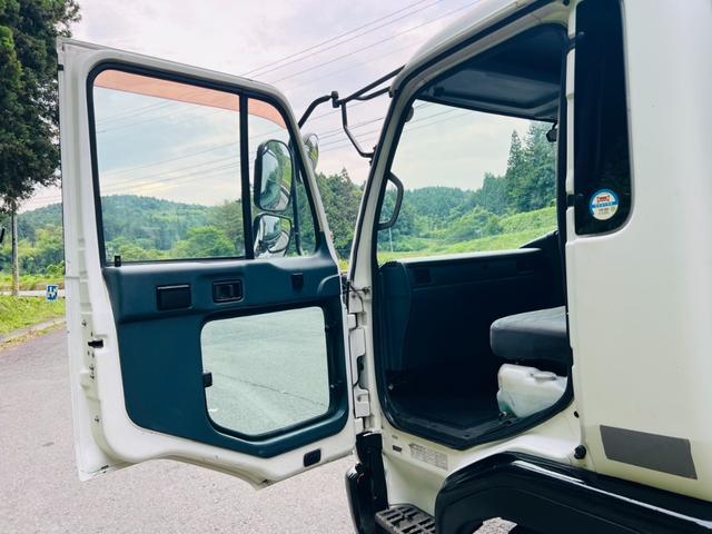 コンドル 　セルフローダー　重機運搬車　最大積載量８５００ｋｇ　ラジコン付き　６速マニュアル　板張り　ＰＫ３６Ｃ　エンジン日野Ｊ０７Ｅ　ウインチ付き　作業灯　ＥＴＣ　ＡＭＦＭラジオ（66枚目）