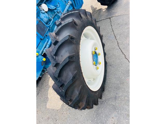 フォードその他 　ニューホランド　トラクター　３９１０　４ＷＤ　アワーメーター１２１３ｈ　新品タイヤ　ユニット７Ｄ０２Ｂ（16枚目）