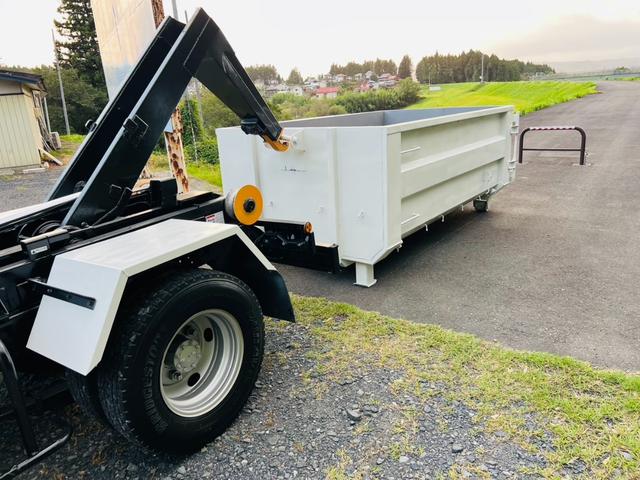 エルフトラック 　アームロール　新明和　最大積載量２０００ｋｇ　荷台付き　リア観音開き　５速マニュアル　ＥＴＣ　エアコン　パワステ　パワーウィンドウ（13枚目）