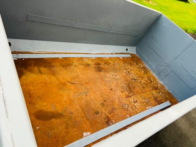 エルフトラック 　アームロール　新明和　最大積載量２０００ｋｇ　荷台付き　リア観音開き　５速マニュアル　ＥＴＣ　エアコン　パワステ　パワーウィンドウ（15枚目）