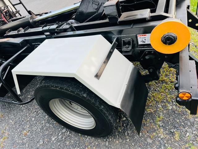 エルフトラック 　アームロール　新明和　最大積載量２０００ｋｇ　荷台付き　リア観音開き　５速マニュアル　ＥＴＣ　エアコン　パワステ　パワーウィンドウ（16枚目）
