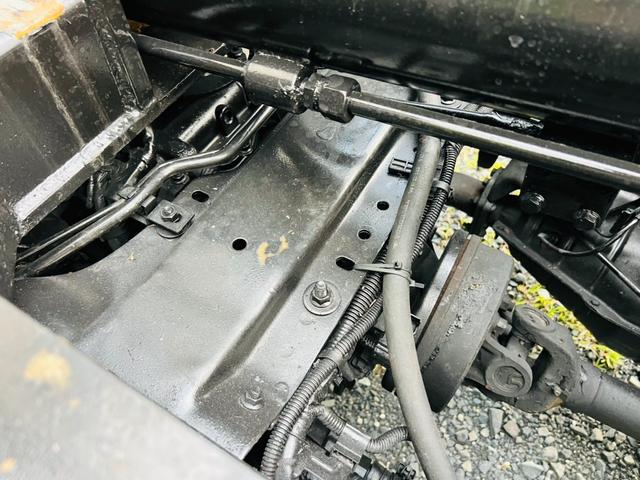 エルフトラック 　アームロール　新明和　最大積載量２０００ｋｇ　荷台付き　リア観音開き　５速マニュアル　ＥＴＣ　エアコン　パワステ　パワーウィンドウ（18枚目）