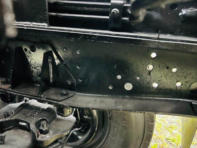 エルフトラック 　アームロール　新明和　最大積載量２０００ｋｇ　荷台付き　リア観音開き　５速マニュアル　ＥＴＣ　エアコン　パワステ　パワーウィンドウ（22枚目）