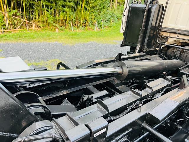 エルフトラック 　アームロール　新明和　最大積載量２０００ｋｇ　荷台付き　リア観音開き　５速マニュアル　ＥＴＣ　エアコン　パワステ　パワーウィンドウ（30枚目）